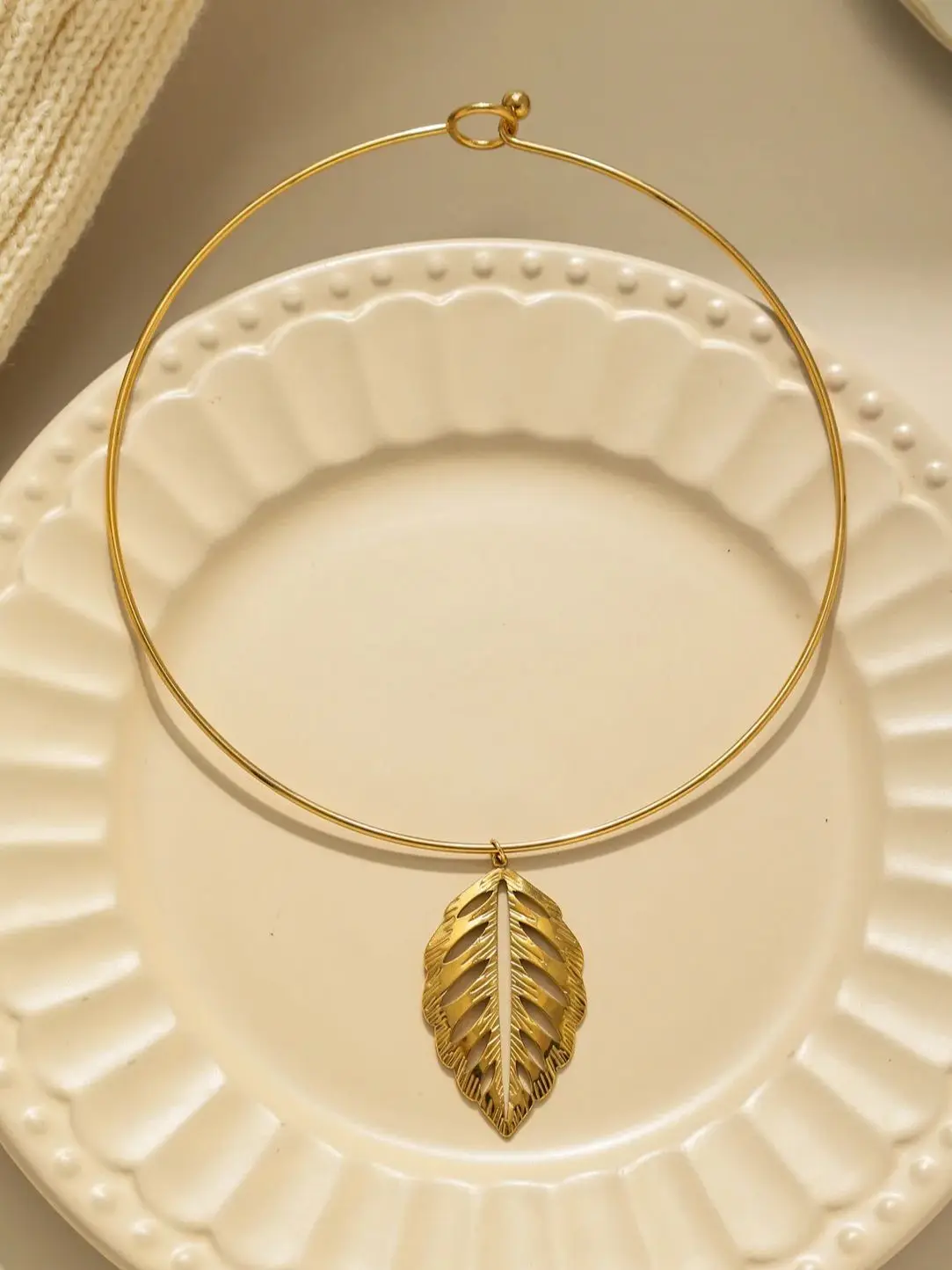 Fashion Metal Leaf Necklace Women's Autumn and Winter Hollow Pendant Fallen Leaf Pendant Jewelry Holiday Accessories