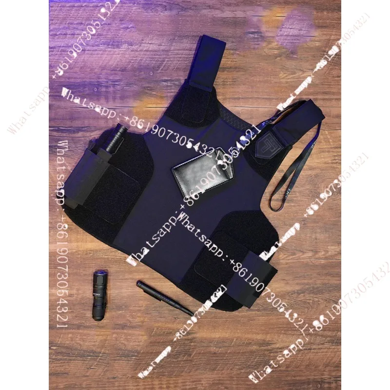 

Ношение мягкого ультратонкого тактического жилета со стандартным защитой от порезов 19А, устойчивым к C-излучению костюмом внутри и гибким жилетом.