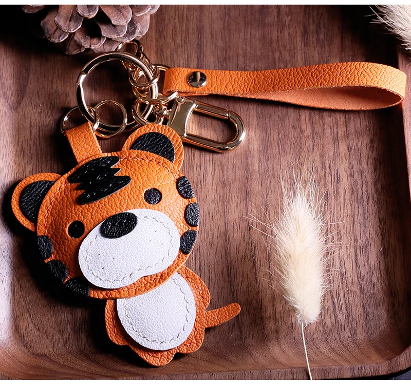 

Подвеска «Маленький глупый тигр», подвеска для сумки из французской овчины, сумка для телефона, брелок из натуральной кожи ручной работы.