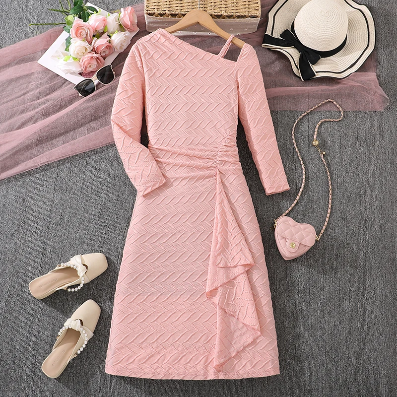 

Платье для девочек 8-12 лет, розовое, фактурное, с вырезом на одно плечо (передняя часть с рюшами/задняя часть однотонная), повседневный детский наряд