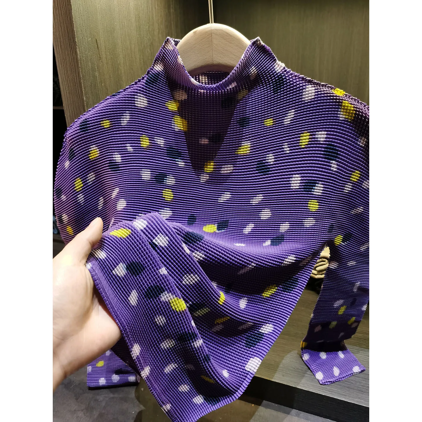 Spring and Summer New Corn Grain Pleated Women Top with Polka Dot Print Long Sleeved Semi High Neck Elastic Slimming T-shirt