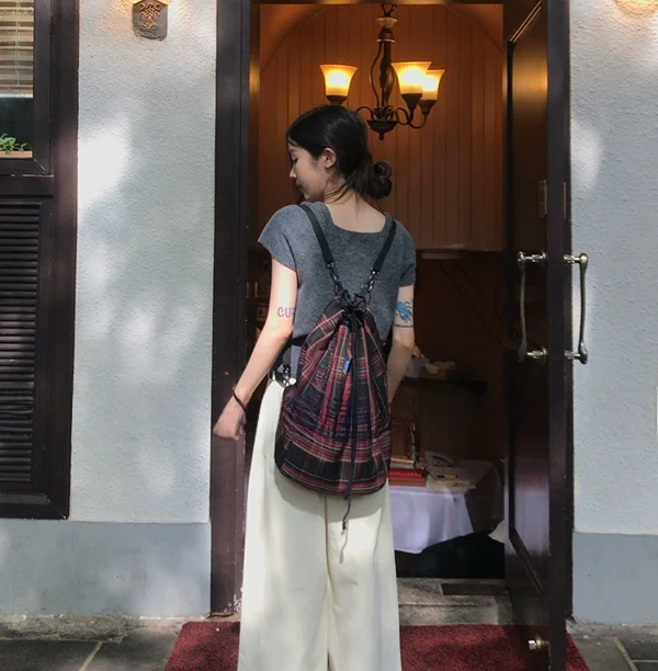 حقيبة ظهر جديدة لعام 2023 بنمط مربعات أحمر عتيق، سعة كبيرة، إغلاق برباط، حقيبة كتف بأسلوب بريطاني، لون واحد، حقيبة شبابية عصرية