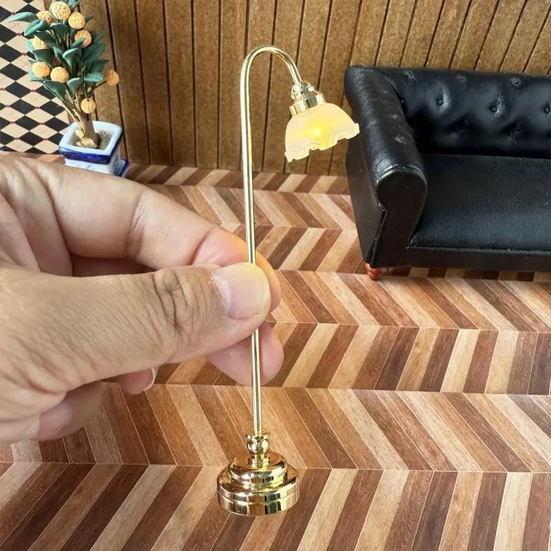 1Pcs 1: 12 Dollhouse Mini Golden White Cover Floor Lamp Model Simulation Miniature Flower Bud Standing Light LED Ornament Toys