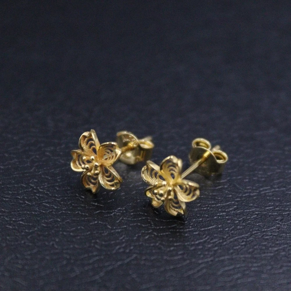 Real Pure 18K Yellow Gold Stud Women Gift Lucky Hollow Flower Earrings 1.29g