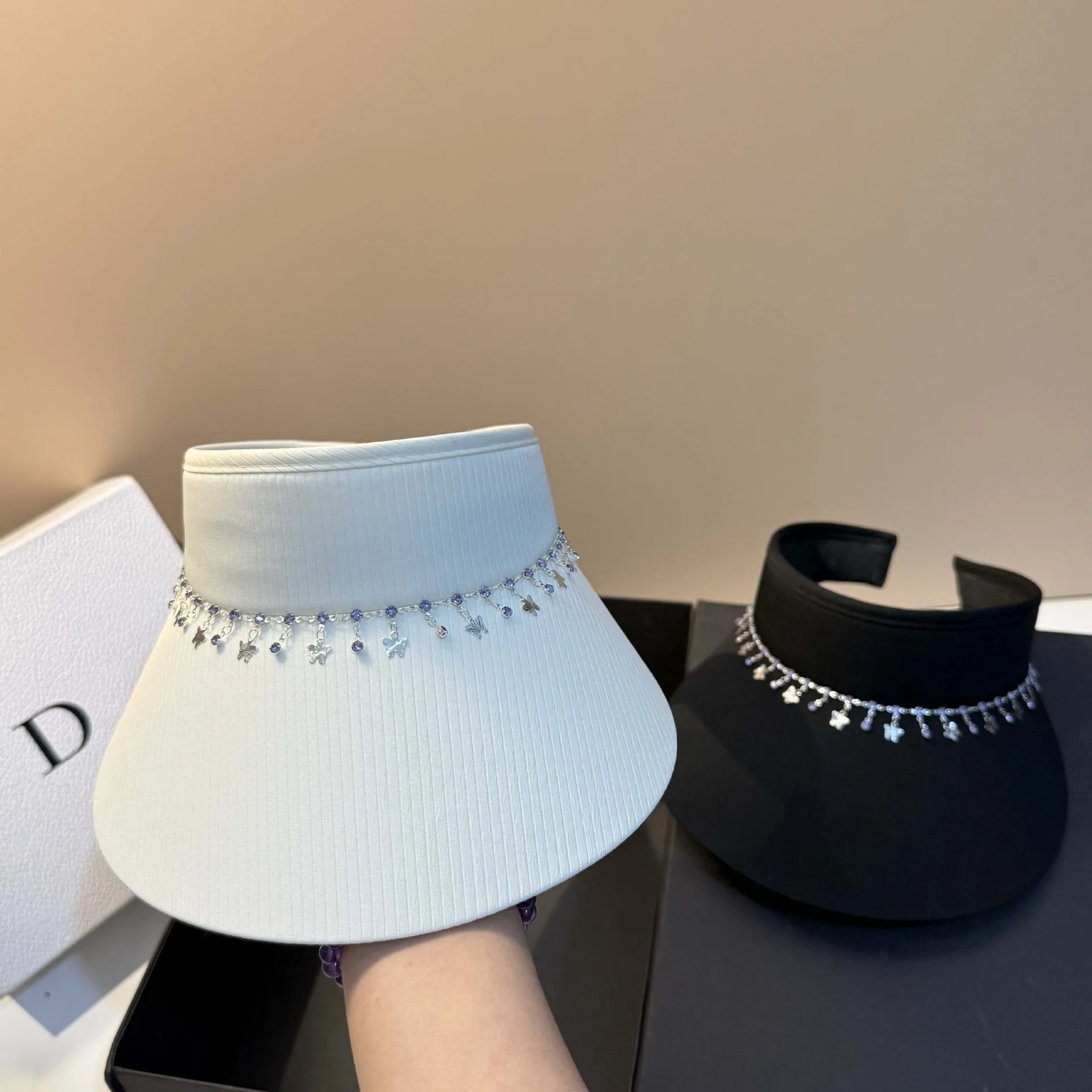 2025 صيف جديد! قبعة نسائية فارغة بسلسلة فراشة سريعة الجفاف، متعددة الاستخدامات، تصميم شريط عمودي للحماية من الشمس في الهواء الطلق