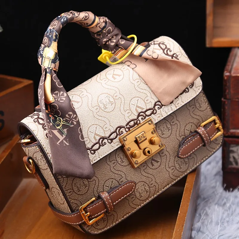 Women\'s handbag 2023 winter new senior designer leather fashionable retro foreign style one shoulder crossbody small square bag