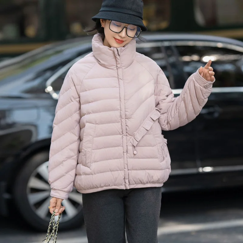 المرأة قصيرة أسفل سترة 2025 نمط الشتاء الجديد نصف الدانتيل تقليم فضفاضة تناسب تنوعا عادية الوقوف طوق معطف دافئ