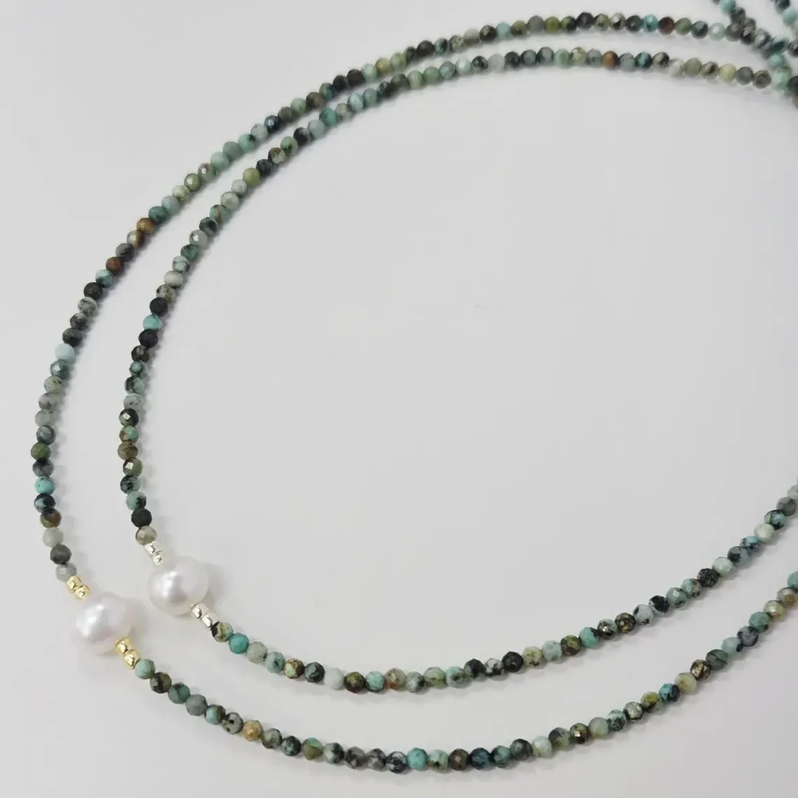 CCGOOD Gargantilla con cuentas pequeñas de turquesa africana, collar con acentos de perlas reales de piedra natural, joyería elegante para el cuello para mujer