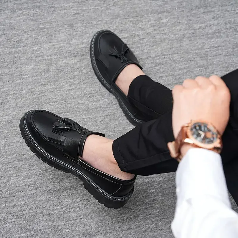 

Черная мужская повседневная обувь с кисточками и круглым носком в стиле ретро, обычная высококачественная модная мужская обувь из воловьей кожи для взрослых из искусственной кожи