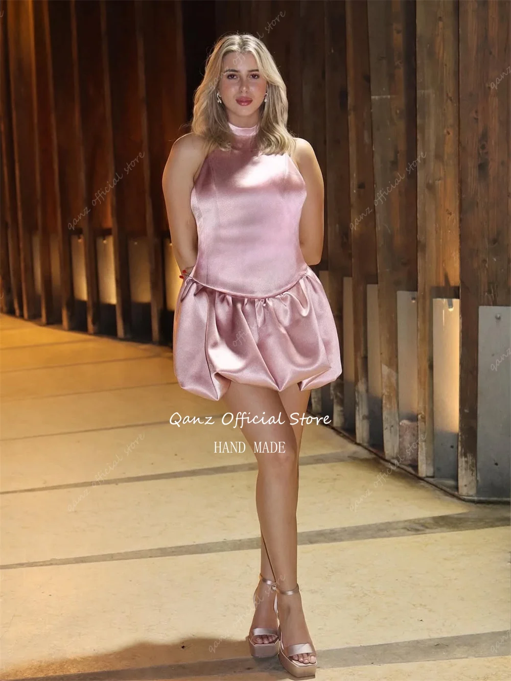Qanz Blush rose Mini robes de bal Satin court une ligne robe de soirée Cocktail licou cou robes pour dames pour événement personnalisé