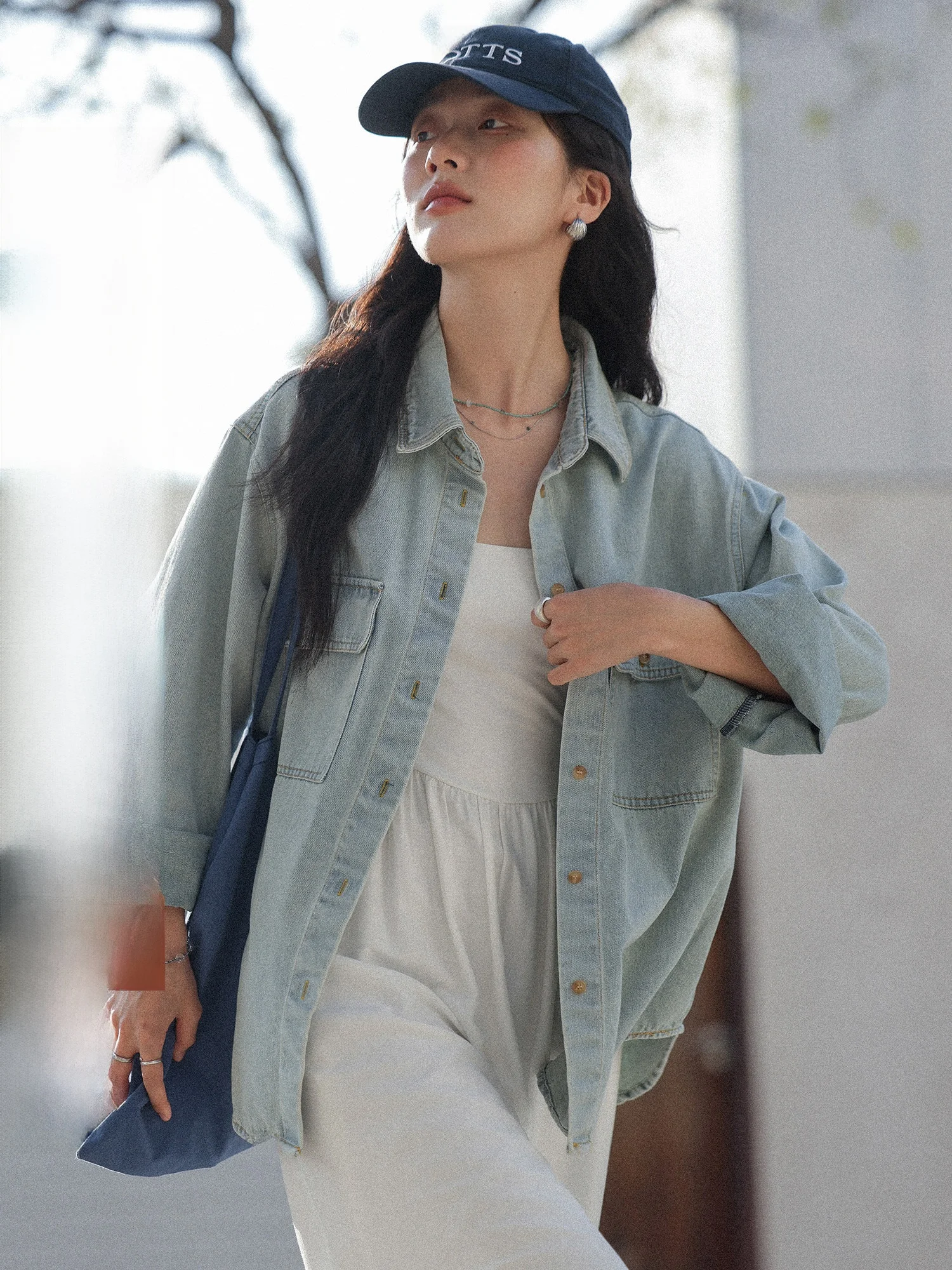 

Светло-голубая джинсовая рубашка женская летняя 2026: Новинка в стиле ретро, гонконгский стиль, верхняя одежда, очень красивый топ, дышащая, с длинным рукавом