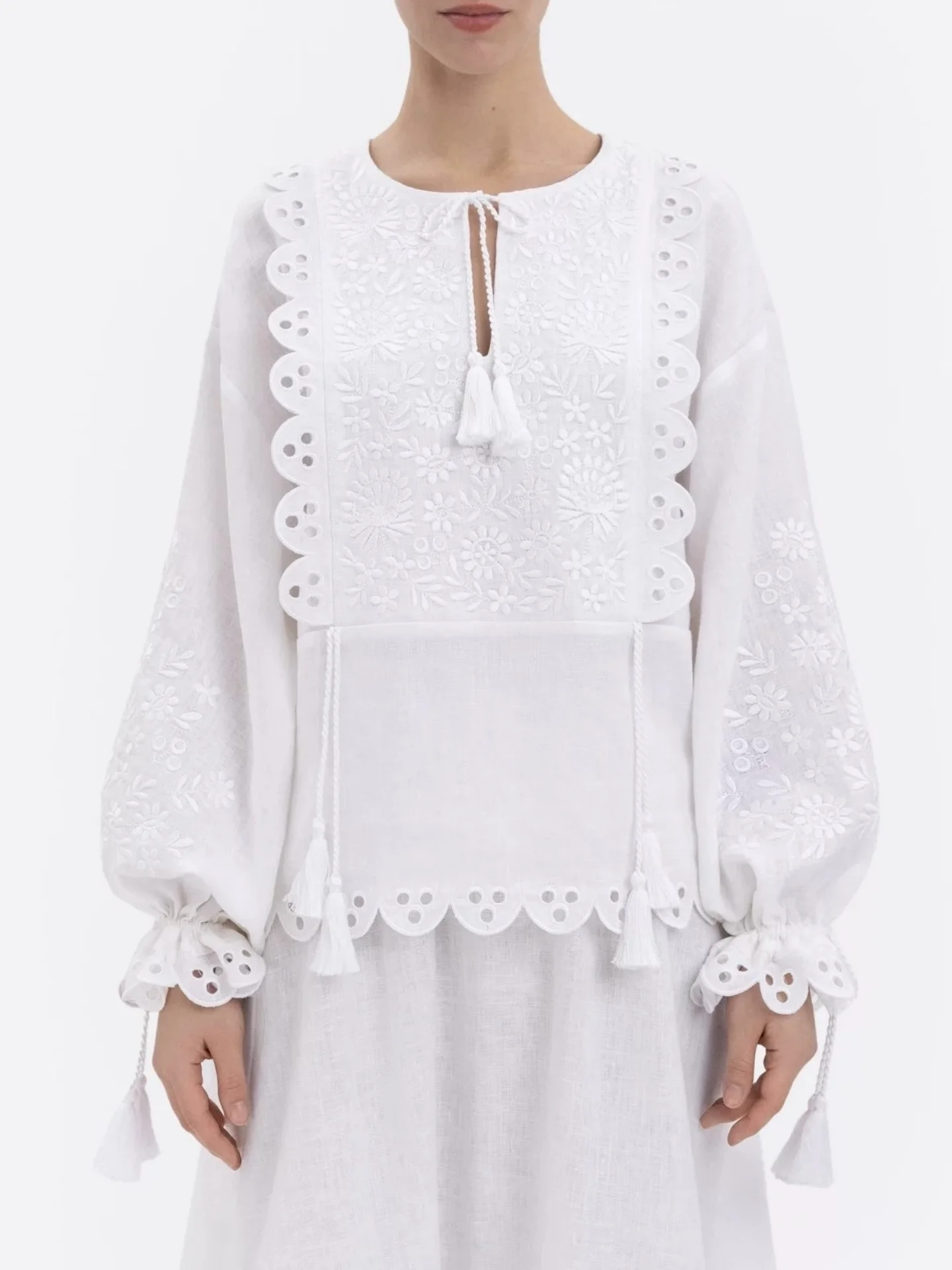 

Белая женская блузка свободного кроя с цветочной вышивкой, бахромой, ажурным кружевом и длинными рукавами, повседневная, весенняя коллекция