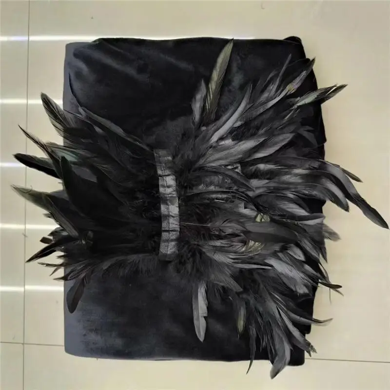 Federschal mit elegantem Umhang im Gothic-Stil mit weichen Federn, perfekt für Halloween oder Cosplay – Detail 1