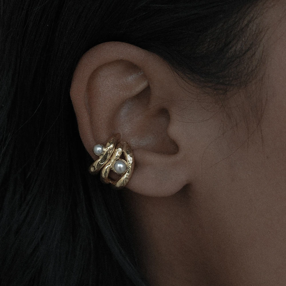 

AIKOER Minimalist 18K Gold Color Plated Stainless Steel Double layer Hollow Pearl Earclip Can be Stacked Round Pearl Earclip Wom