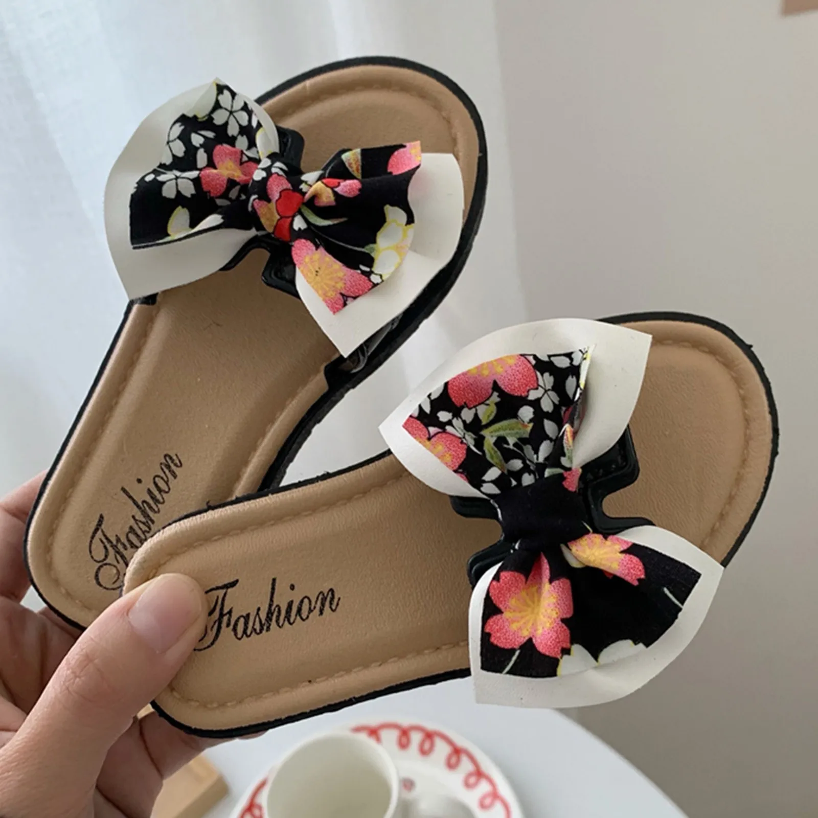 Nuove pantofole per ragazze casa e fuori indossano moda Indoor Cute Bow Princess sandali per bambini 2024 pantofole con tacco piatto per bambini