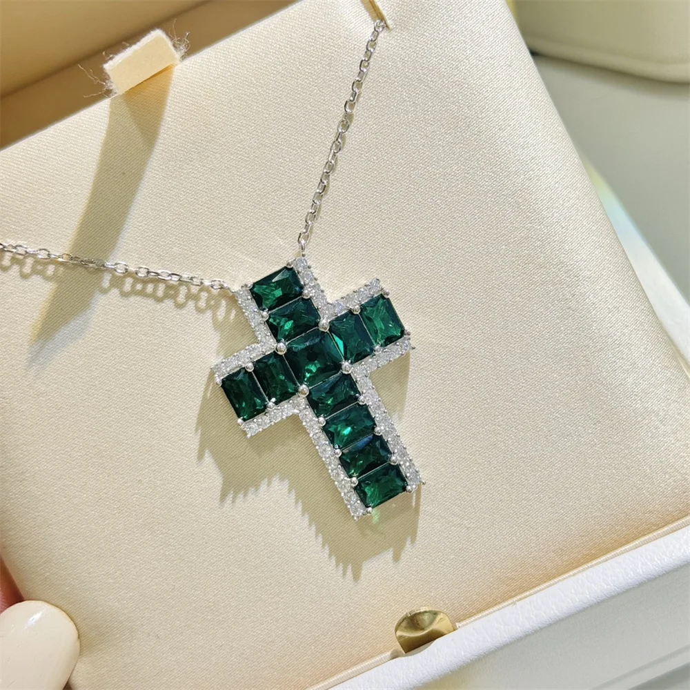 

Emerald Studded Diamond Cross Pendant Necklace Minimalist Atmospheric Light Luxury And High-End Feeling New 2024 Necklace