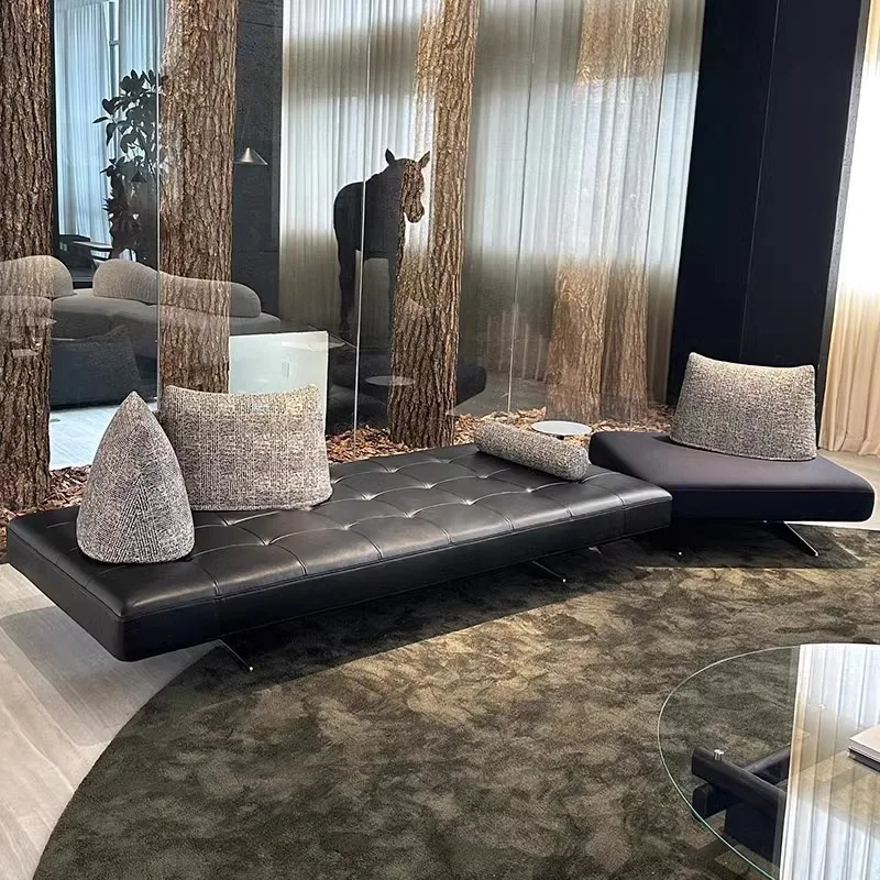 أريكة جلدية إيطالية بسيطة لغرفة المعيشة بدون مساند للذراعين، أريكة سوداء على الوجهين، شقة صغيرة