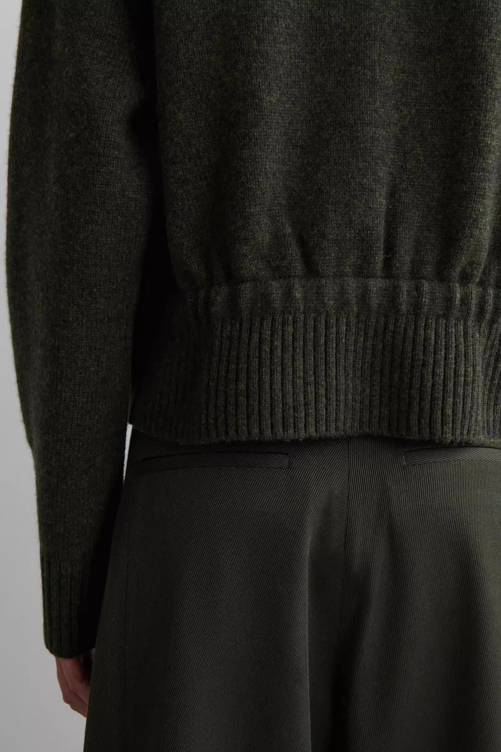 Ethereal MD 2025 cos نمط جديد للشتاء من الموضة غير الرسمية للسيدات سترة محبوكة برقبة دائرية من مزيج الصوف القياسي