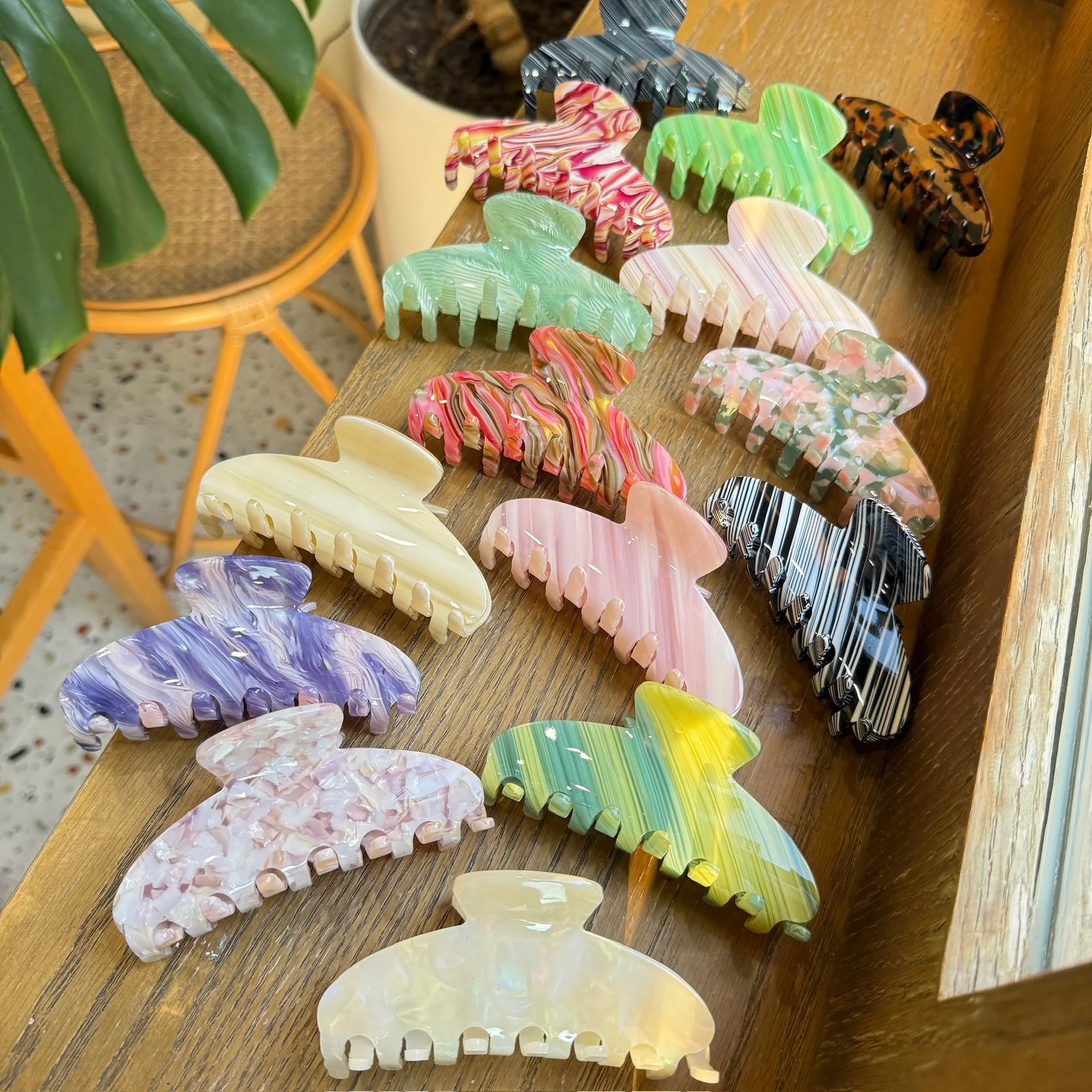 New Emijay Same Style Acetate Hair Claw Minimalist High End Shark Clip Unique Sweet Cool Hair Accessories For Fashion  Girls