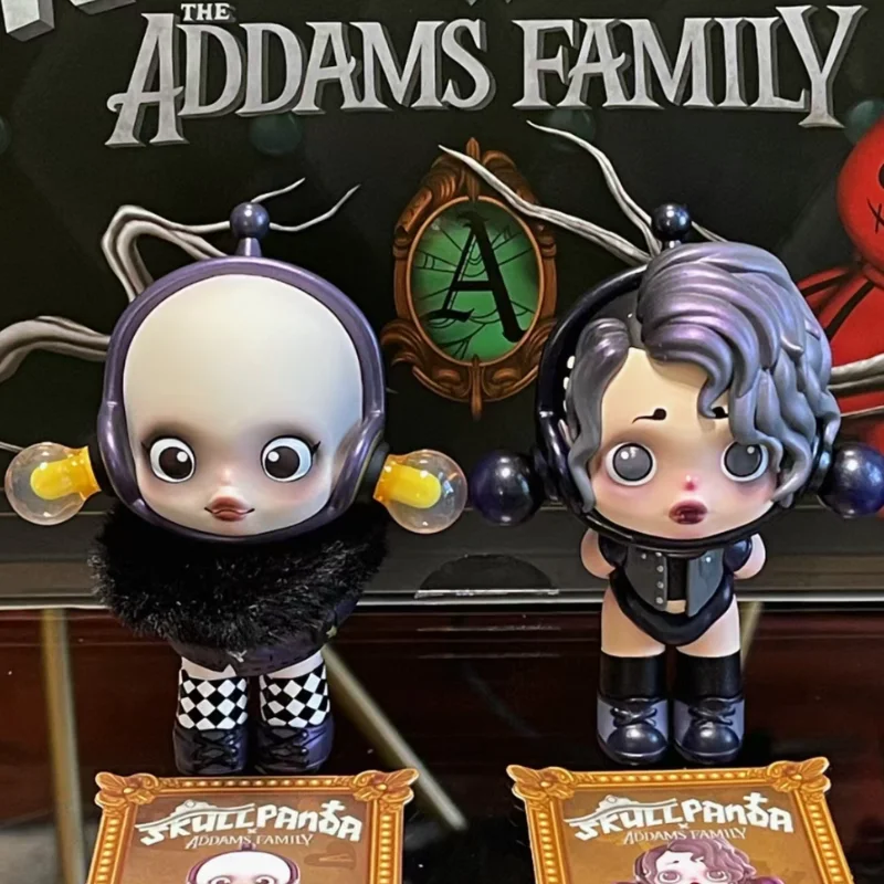 User-X Skullpanda X The Adams Family Series Blind Box Doll Action Figure binarie Modello Doll Toys Figure Regalo di compleanno Anime