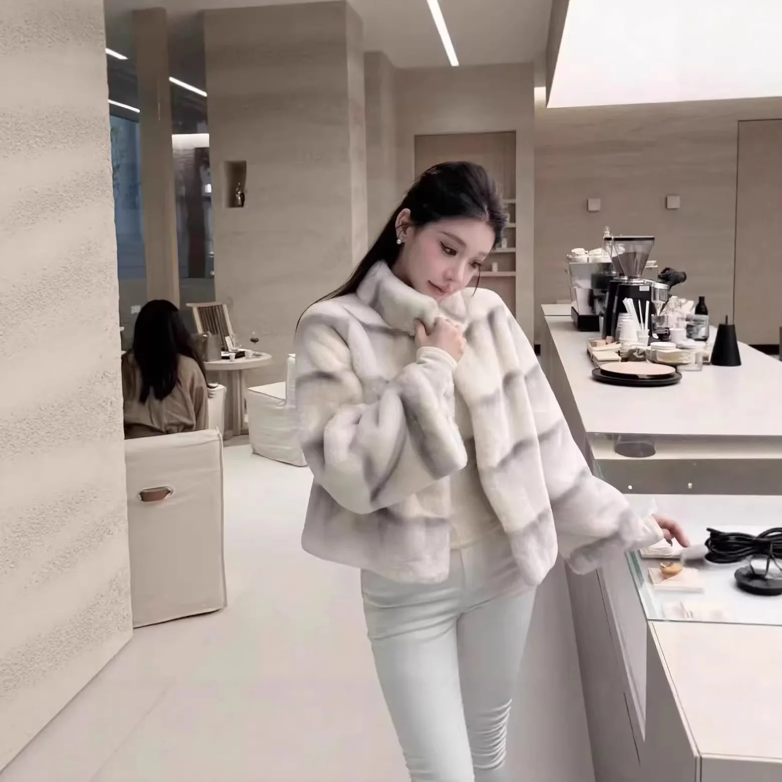 

Экологичная женская шуба из натуральной кожи, новая зимняя модель, свободный крой, в полоску, из цельной кожи, для молодежи, для повседневной носки