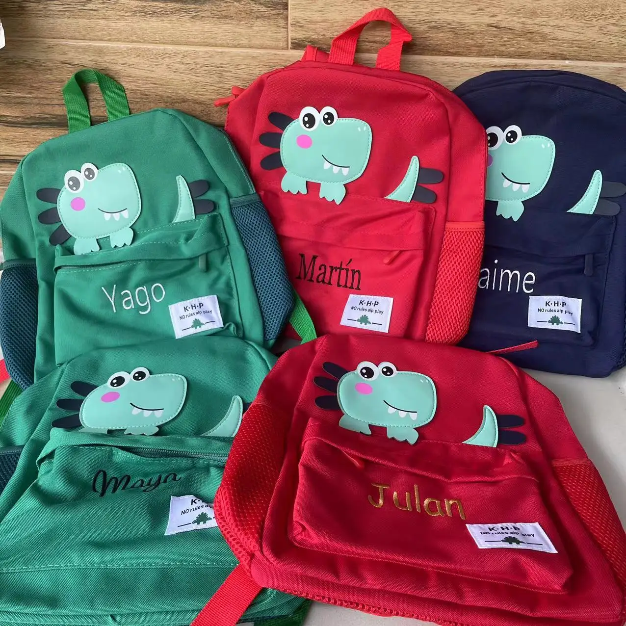 Mochila de dinosaurio con nombre personalizado para niños, mochilas escolares bordadas con nombre, color rosa y azul