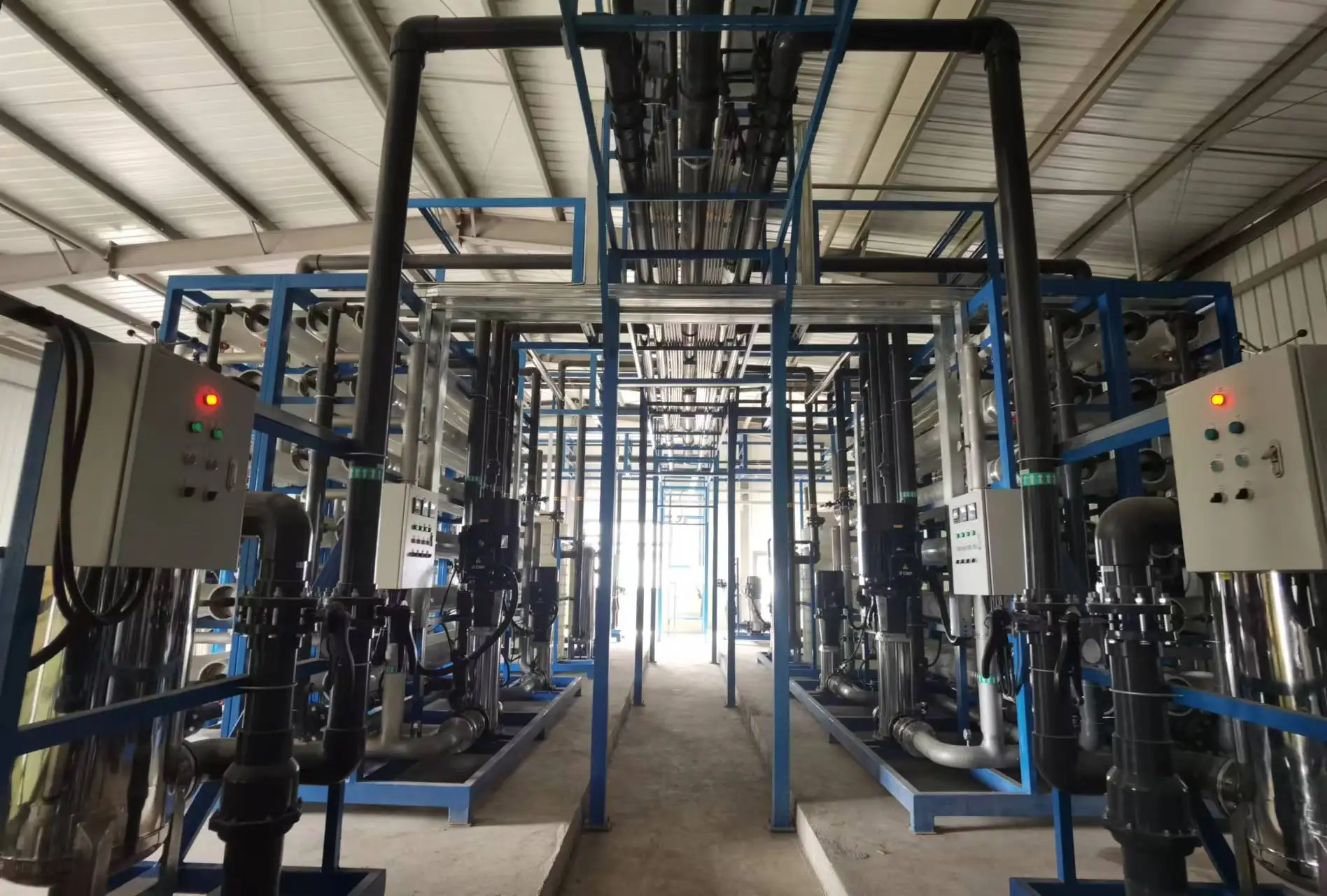 Attrezzatura industriale per il trattamento dell'acqua pura con funzionalità regolabili