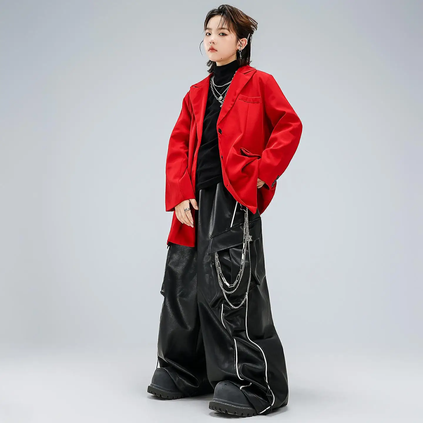 

Детская одежда в стиле хип-хоп Kpop, красный блейзер, костюм, куртка, черная полоска, брюки-карго из искусственной кожи для девочек и мальчиков, костюм для уличных танцев, одежда