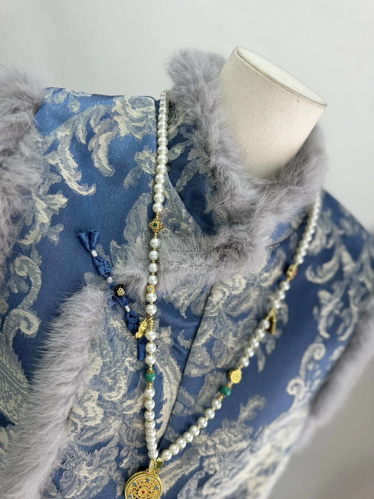 سترة شتوية صينية جديدة لعام 2025 سترة من الفرو الأصلي المحسنة على الطراز القديم للنساء بدون أكمام وياقة واقفة سترة من القطن تشونغسام