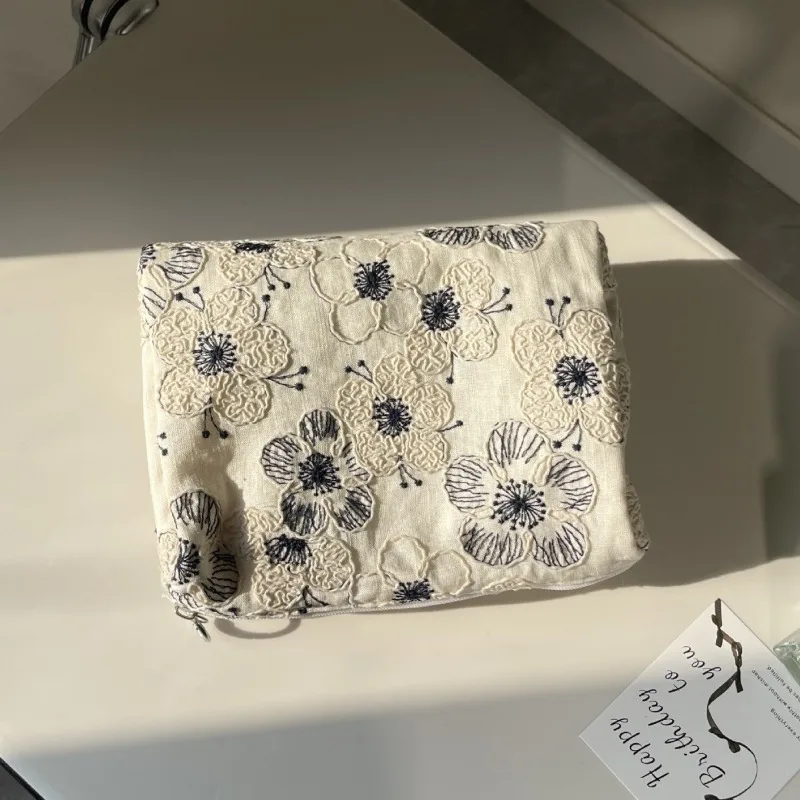 Women's Large Capacity Toiletry Bag Vintage Embroidered Fabric Makeup Bag Travel Cosmetic Organizer Storage Bag Portable