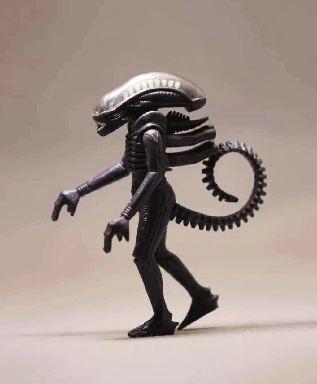 In Spot Klassische Filmfigur Alien-Figur Bewegliche PVC-Heimdekoration Modell-Ornament Überraschungs-Feiertagsgeschenk für den Freund