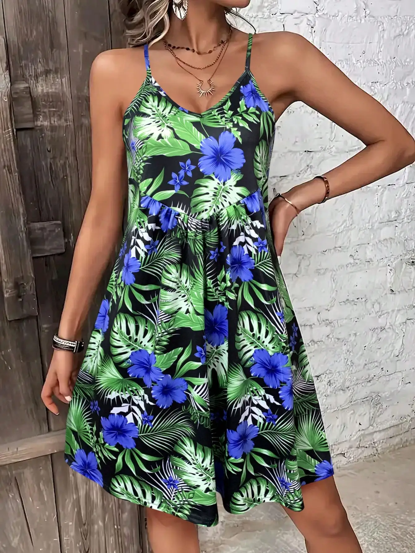 Sommerkleid im Urlaubsstil mit V-Ausschnitt und Spaghettiträgern, Camisole-Kleid für Urlaubsoutfits, Boho-Kleider für Damen im Sommer – Detail 9