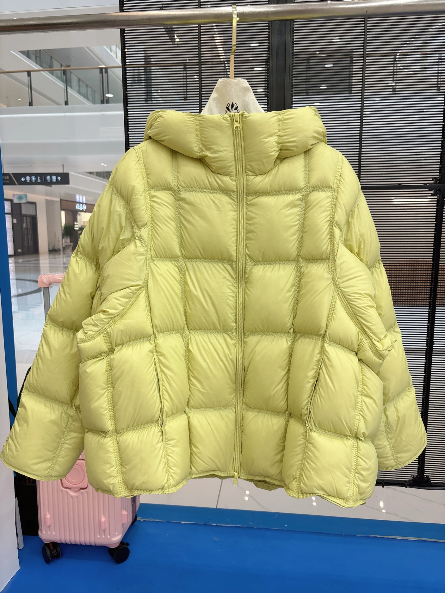 

Winter 2025 Women's ort Lightweight Puffer Jaet Warm Du down Coat European Sle Hooded White Du Feather Trendy Outer...