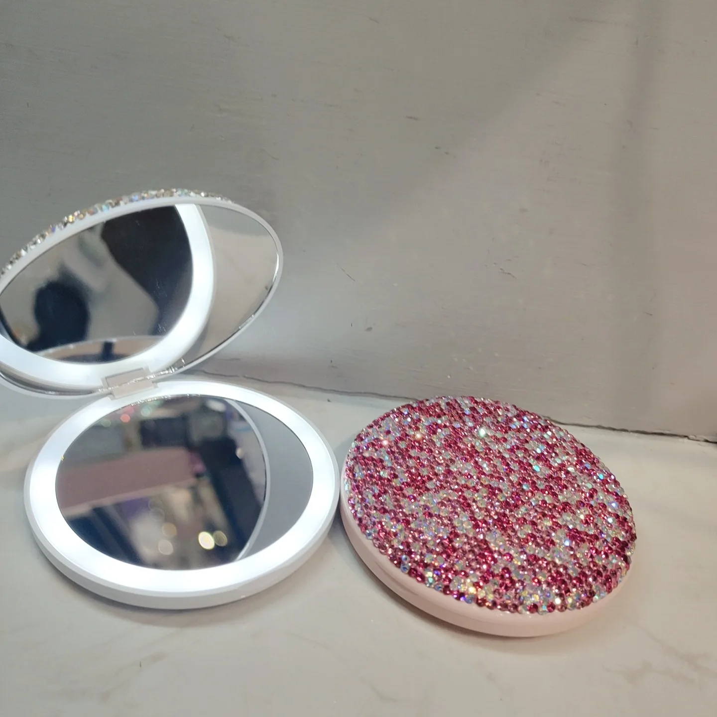 

Portable Double-sided Folding Mirror Sparkling Diamond LED Makeup Mirror Circular Rechargeable Mini Handheld Mirror Girl's Gift