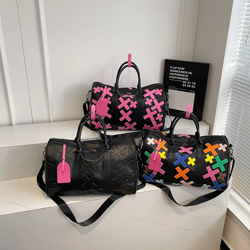 حقائب سفر عصرية رائعة للغاية ومبتكرة من البولي يوريثان ذات سعة كبيرة، حقائب كتف فاخرة ذات جودة عالية للنساء جديدة 2025