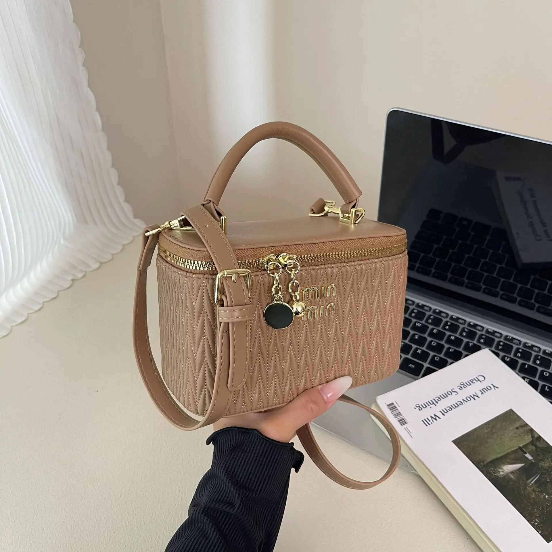 

Женская стеганая плиссированная сумка-бокс с цепочкой и металлическим шариком, модная дизайнерская сумка через плечо 2026 года, трендовая и шикарная