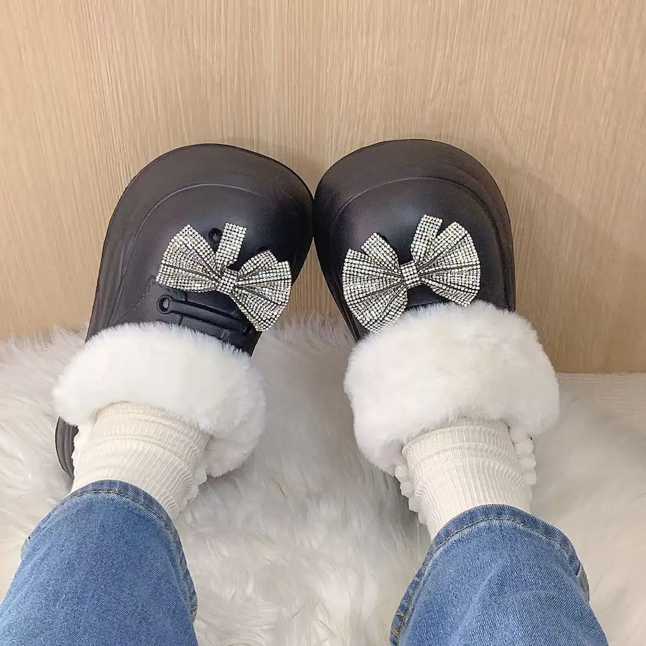 Zapatillas de algodón para mujer, pantuflas de piel, conjunto de mariposas blancas, zuecos de suela gruesa, con espalda cerrada, ligeras, antideslizantes, que aumentan la altura, cómodas y elegantes