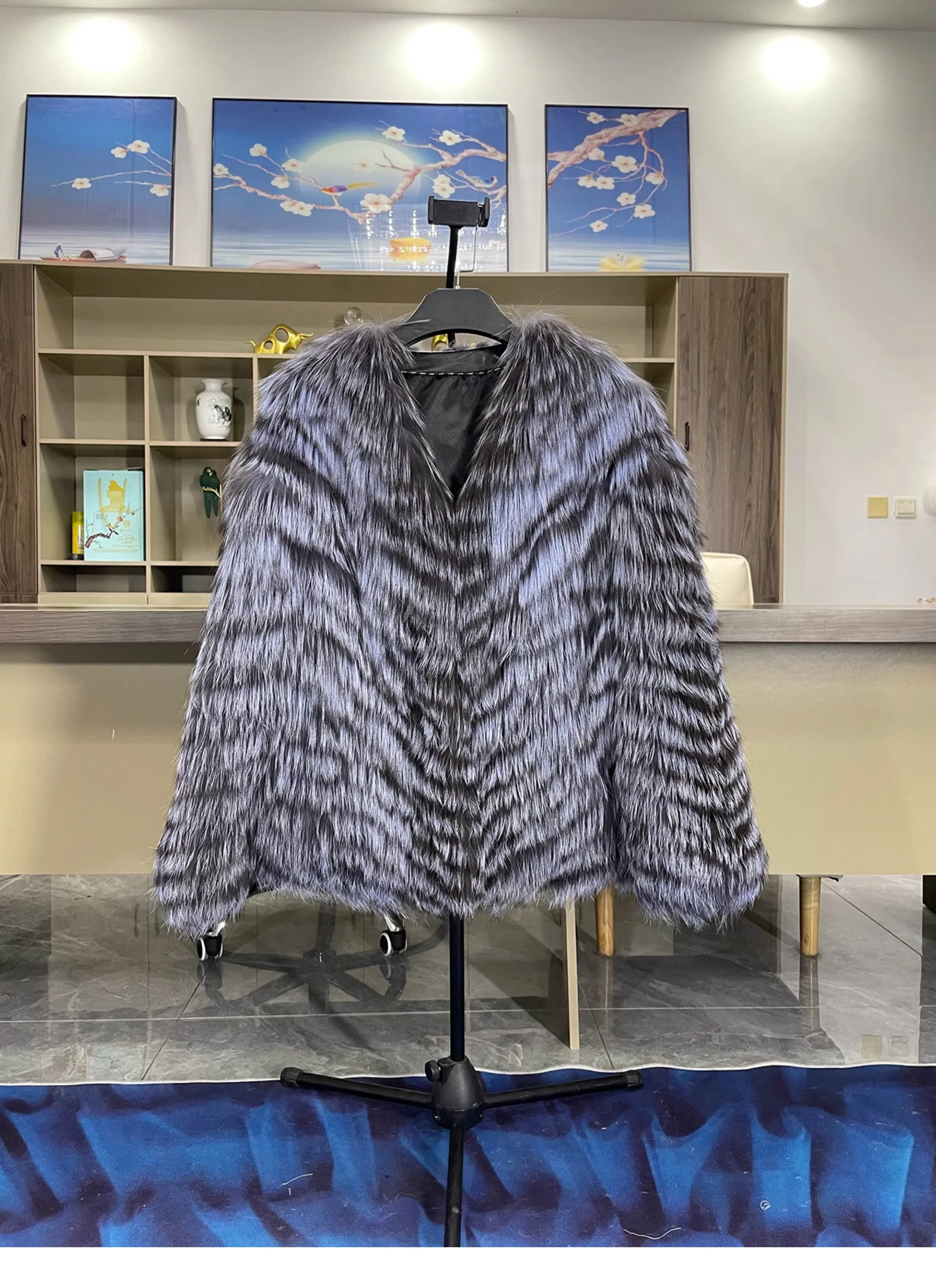 New Fur Coat with Fox Fur and Woven Stripes for A Slimming and Elegant Look