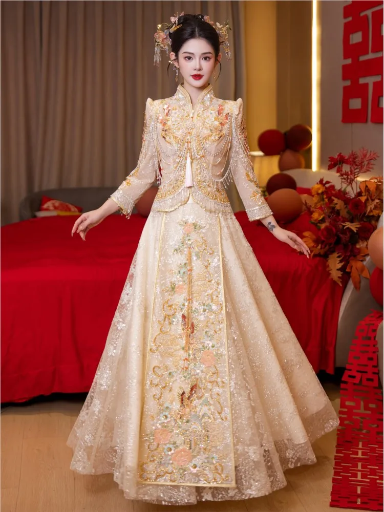 

The champagne-colored bride's luxurious new wedding dress dragon and phoenix gown is a traditional Chinese