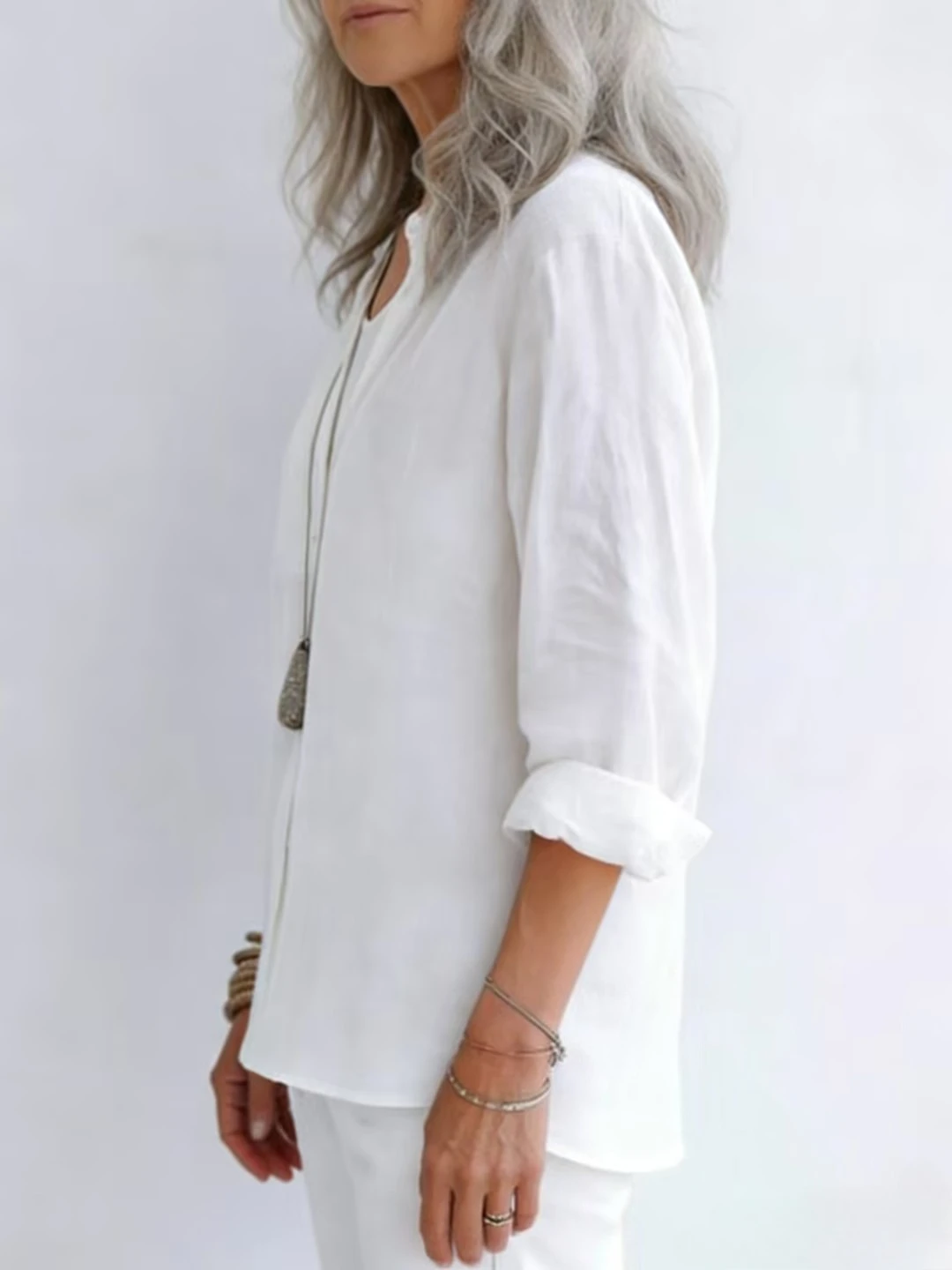 1 fashionable and casual solid color V-neck women's long-sleeved top, the style is simple and elegant.