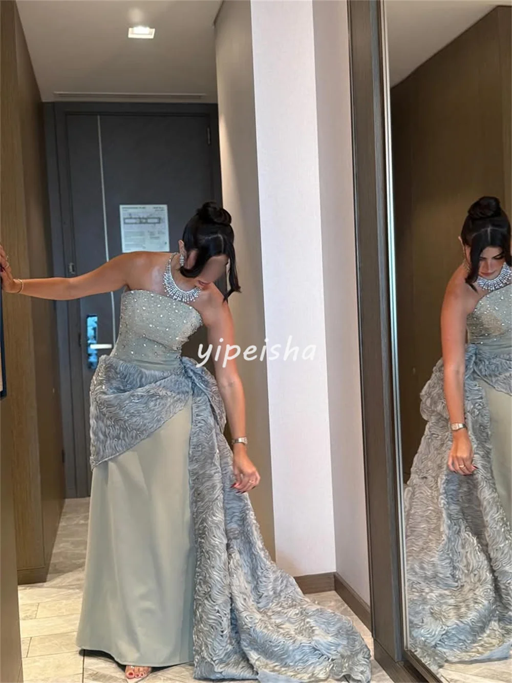 Vestidos largos sin tirantes rectos fruncidos con diamantes de imitación de Charmeuse exquisitos de estilo moderno personalizado vestidos para ocasiones a medida a juego