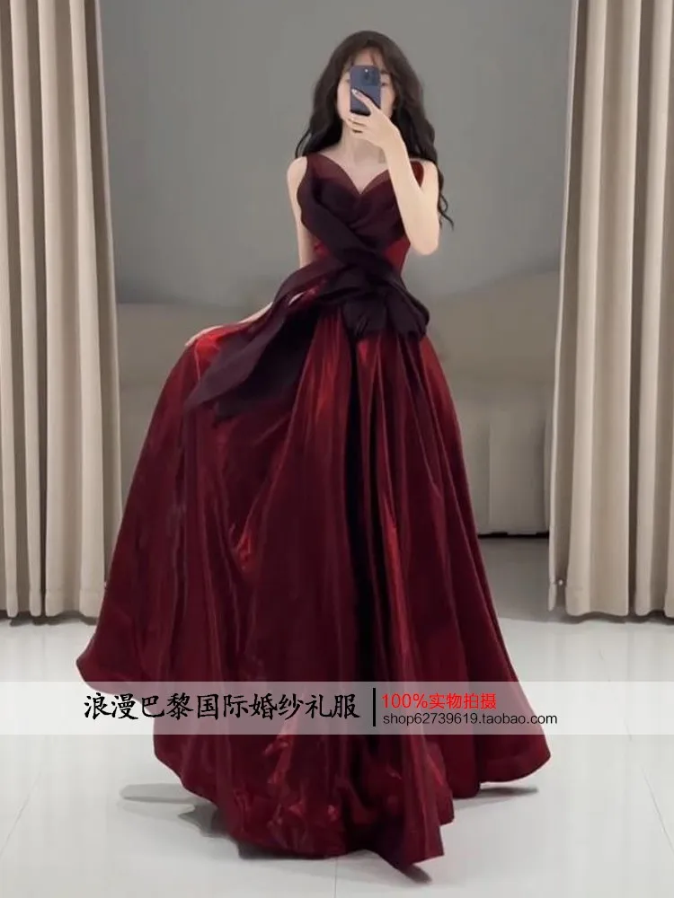 فستان بتصميم متخصص بدون حمالات من الساتان باللون الأحمر الخمري