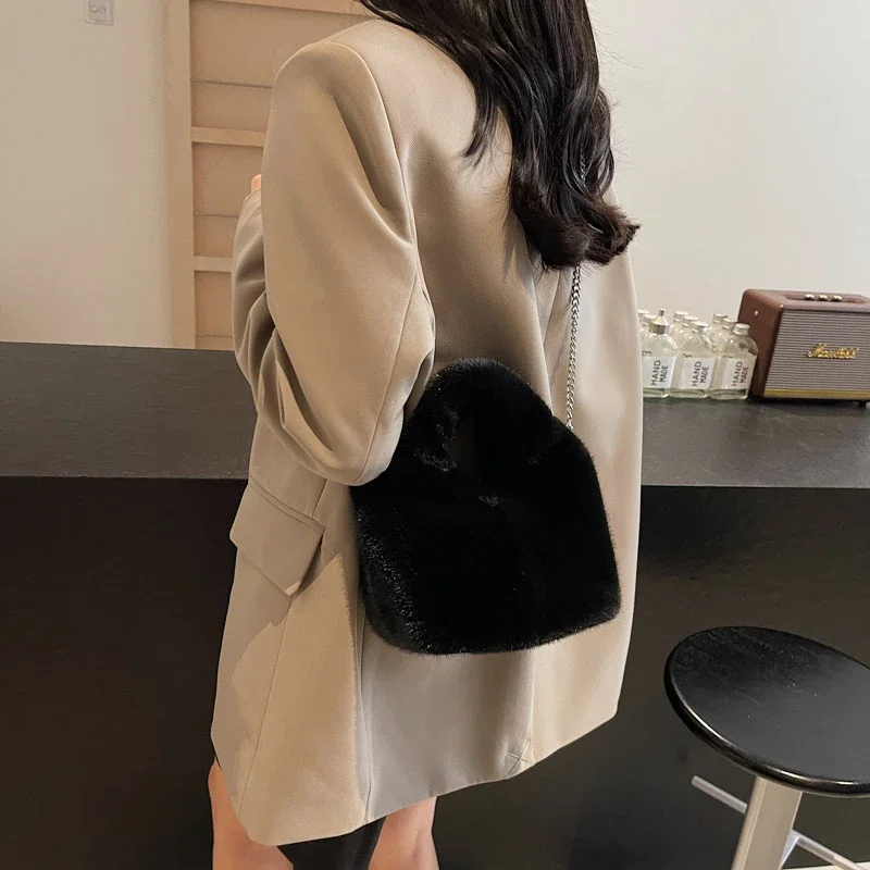 LEFTSIDE Cute Mini Faux Fur Crossbody Bags for Women 2024 Y2K Winter Korean Fashion Chain Handbags and Purses Trend Warm Bag