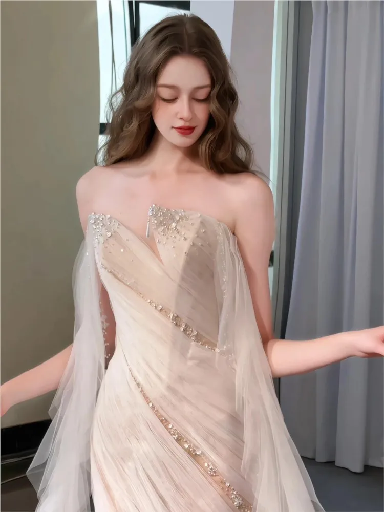 A light luxury and niche style dress with tulle tail for welcoming guests leaving