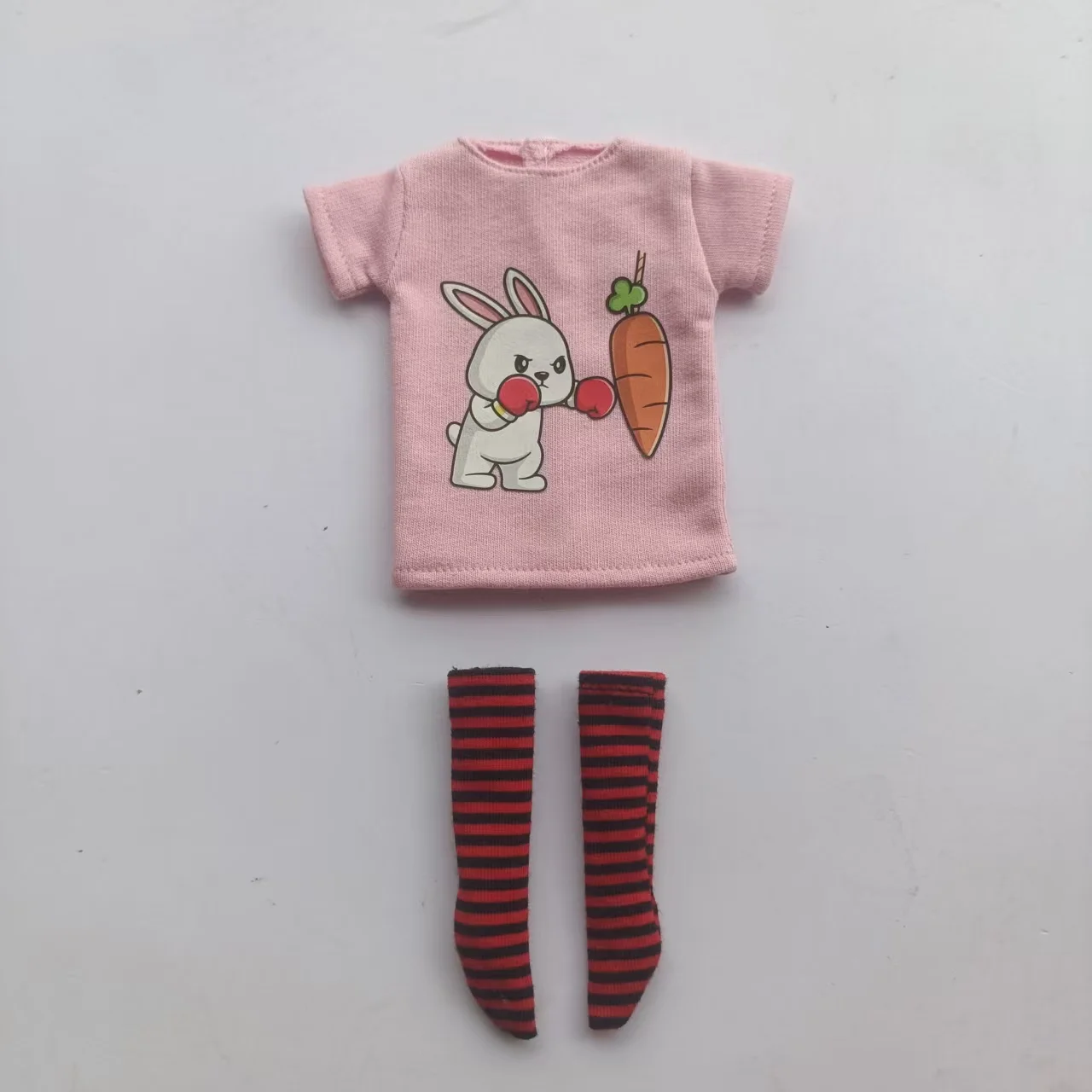 Handgefertigte OB24 1/6 Puppenkleidung, Cartoon-Print Kurzarm-T-Shirt + gestreifte Socken, kann als Zubehör für 1/6 Puppen verwendet werden. – Detail 4