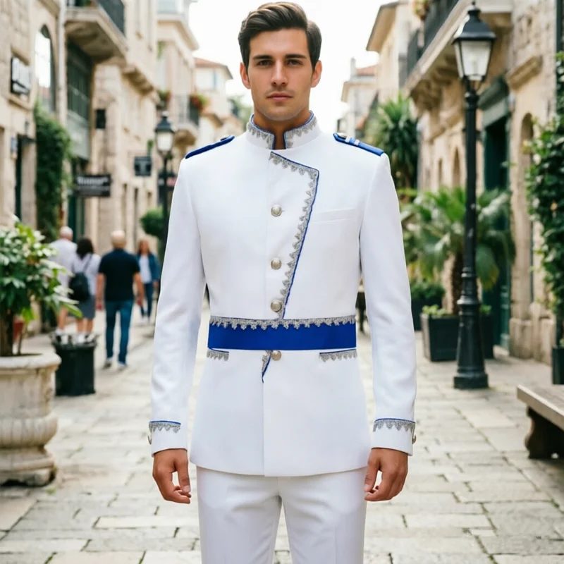 

Мужской британский костюм для банкета и торжеств 2026: Новинка! Мужской свадебный/праздничный комплект из пиджака с серебристой шелковой отделкой и брюк с синим поясом.