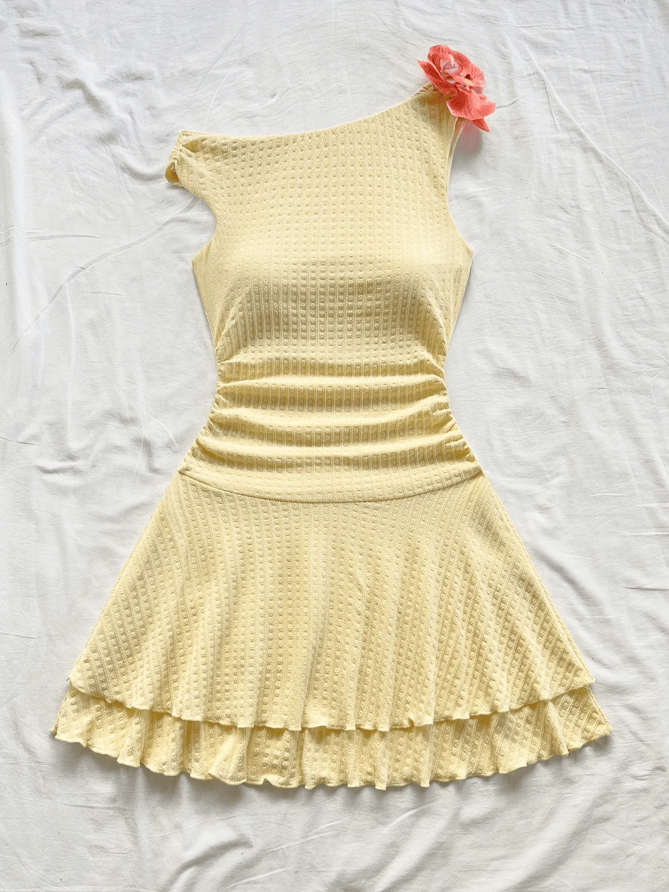 

Лето 2025: новая женская одежда: короткое платье без рукавов со складками и декоративной текстурой трехмерного цвета.