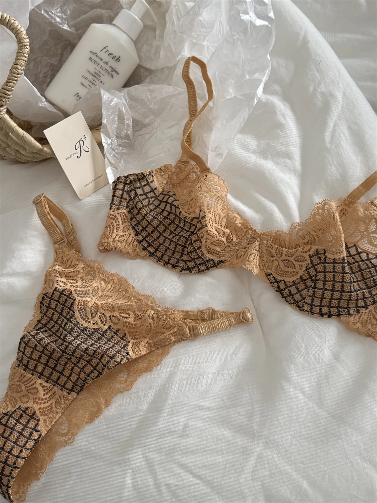 

Бюстгальтер с решетчатой вышивкой, сетчатое нижнее белье, женское маленькое свежее нижнее белье с трусиками, поддерживающее большую грудь, небольшой комплект с бюстгальтером