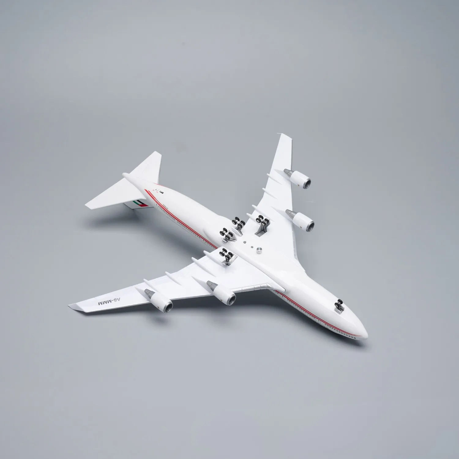 47cm Emirates Presidential Aircraft B747 Airplane Model Kit with Landing Gear Wheels for Aviation Enthusiast Gift or Decorations