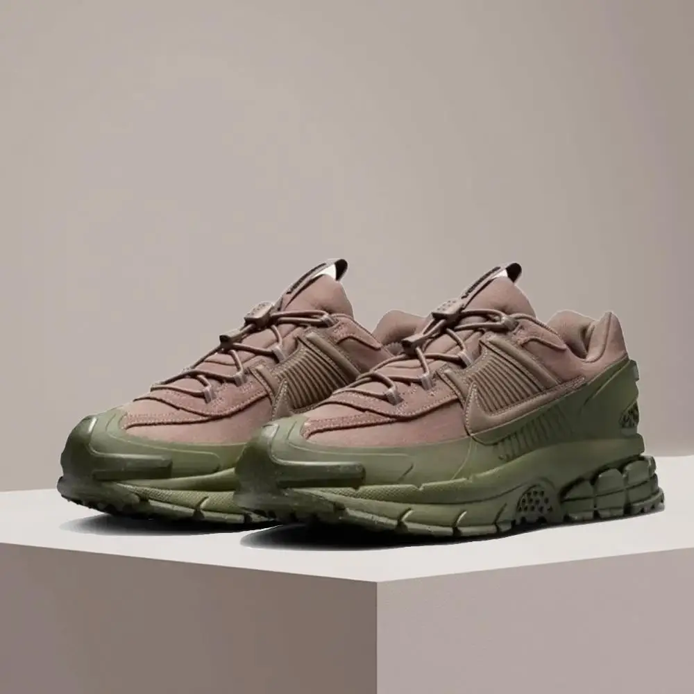 

Легкие, прочные, нескользящие, амортизирующие повседневные кроссовки Nike Zoom Vomero 5 Roam с низким верхом, унисекс, модель FV2295-201